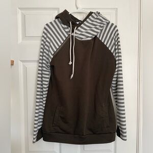 Via Jay Women’s Small Striped Sleeve Hooded Pullover Hunter Green, White, Gray